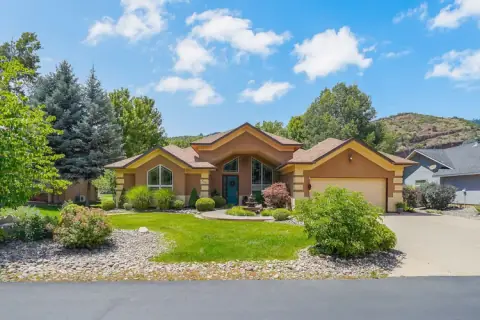Single-level home on the golf course in Dalton Ranch